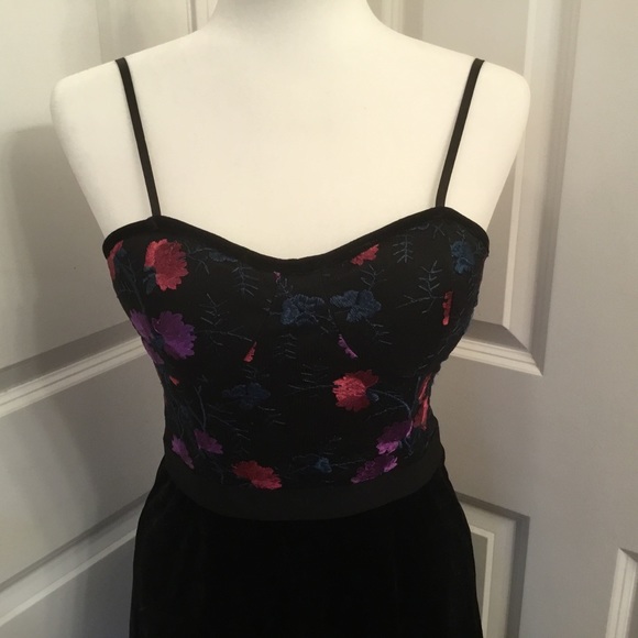 Francesca's Tara Embroidered Velvet Dress NWT Med - Picture 3 of 8